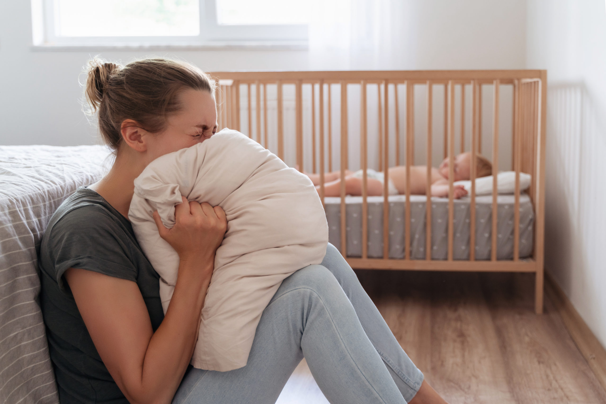 Verzweifelte Mutter Baby schreien Schreibaby Emotionen