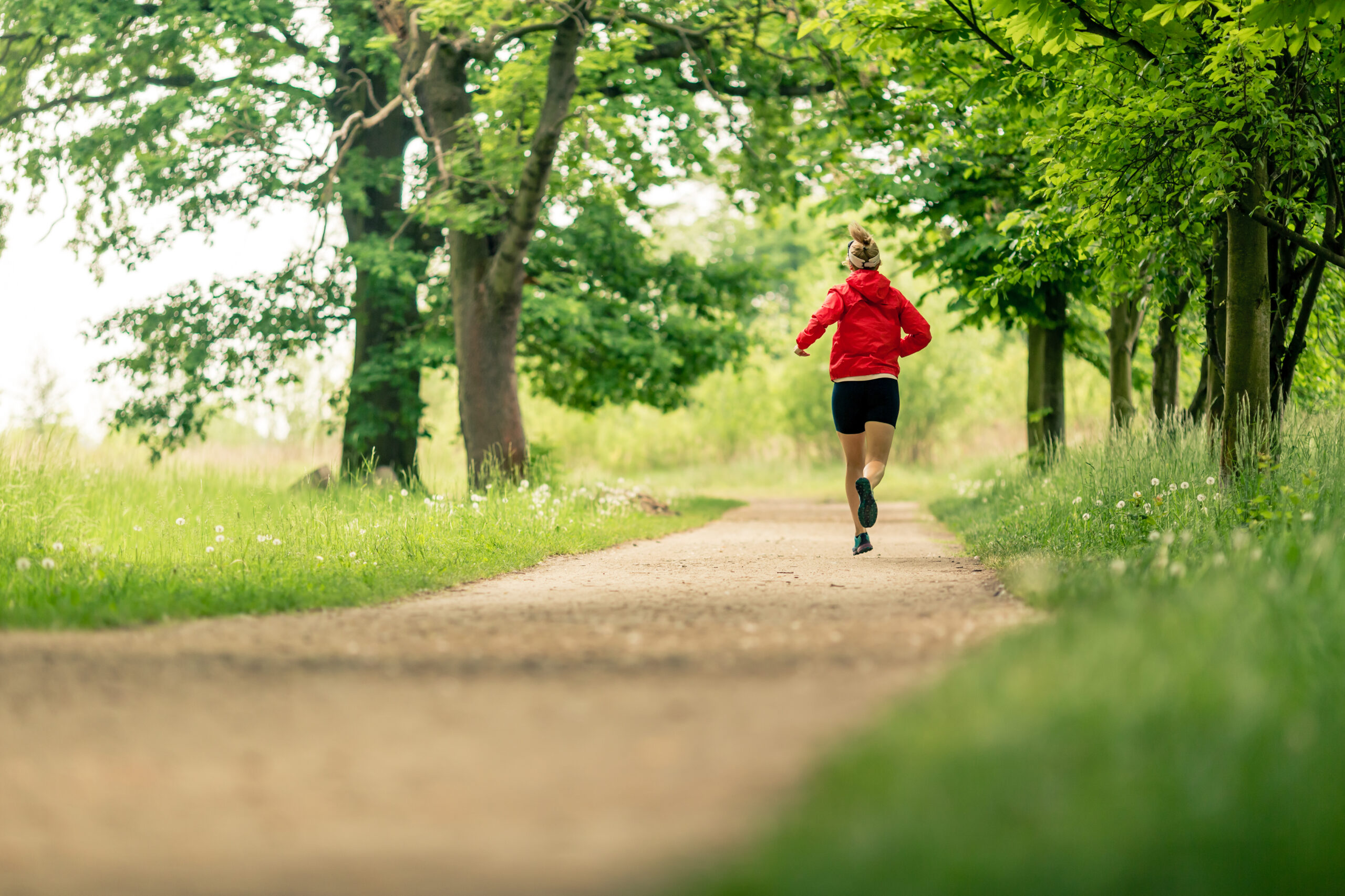 Mutter Frau joggt durch Natur Wald Wiese